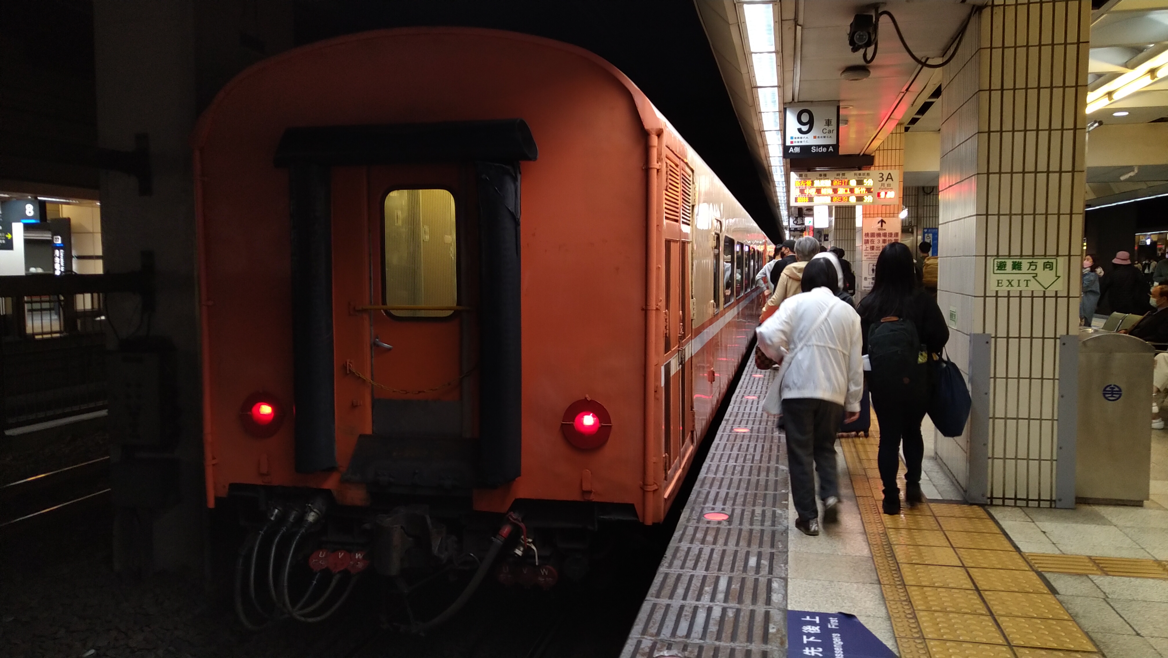 手動扉莒光號(前編) – 台湾ガイド紹介所